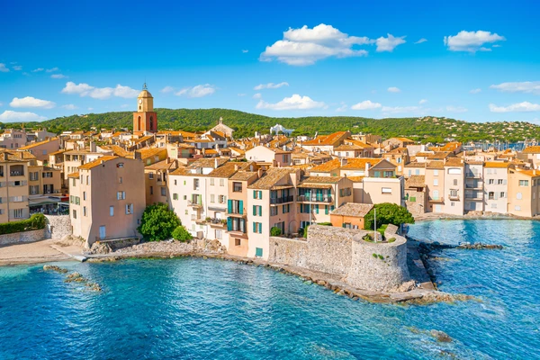 Photographie aérienne ou paysagère de la côte varoise montrant Saint-Tropez ou ses environs immédiats (vue du Golfe de Saint-Tropez, littoral côtier, ou paysage caractéristique de la région avec villages typiques provençaux). L'image doit être claire, professionnelle et représenter la zone géographique d'intervention de MD Électricité dans le Var. Pas de texte, logo ou filigrane visibles.