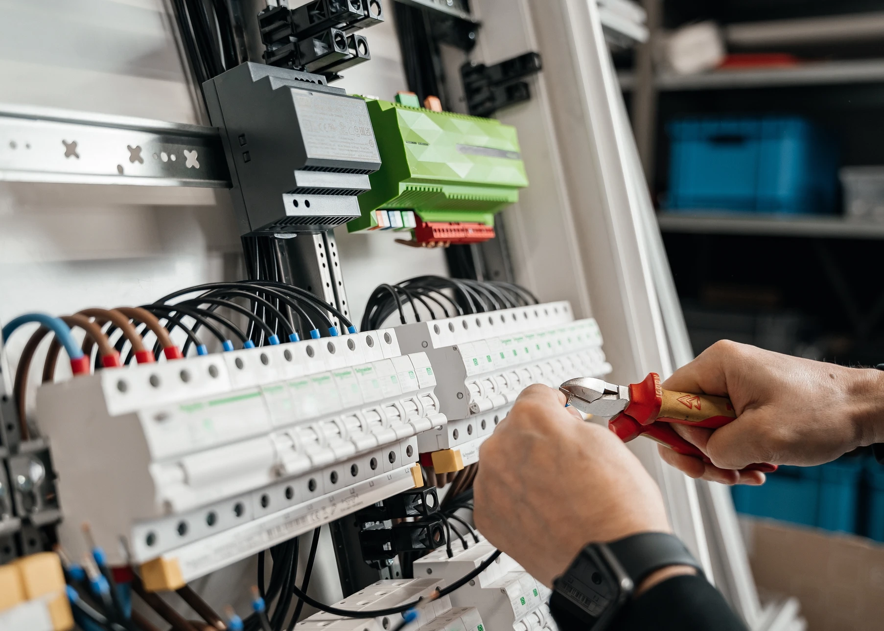 Salle de contrôle électrique industrielle avec armoires de distribution grises