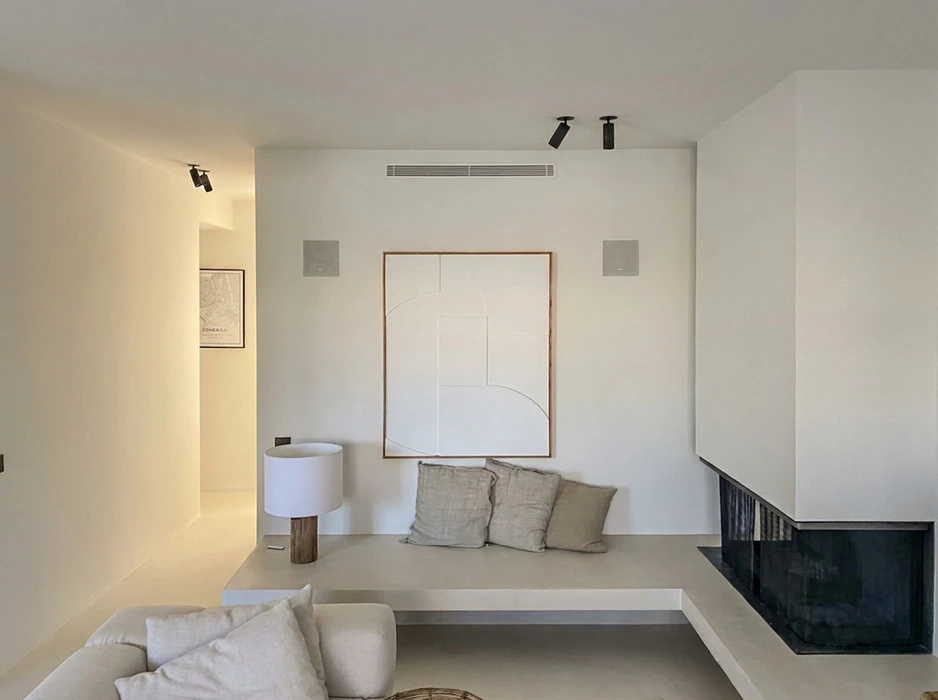 Chantier intérieur en cours, mur béton brut avec ossature métallique en profils d'acier galvanisé